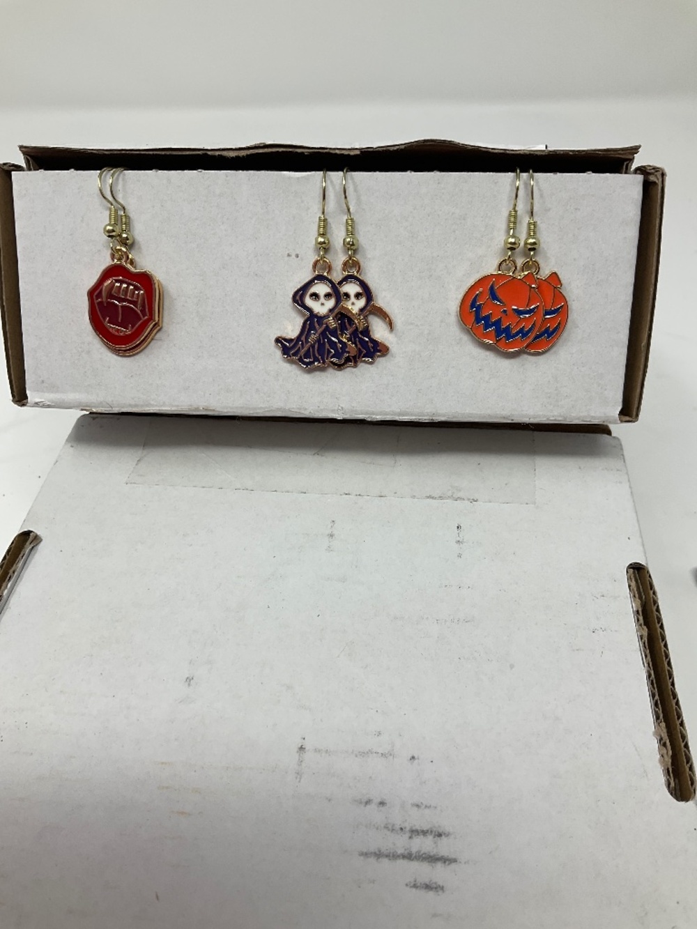 Halloween earrings 3 pairs Gold tone. J06